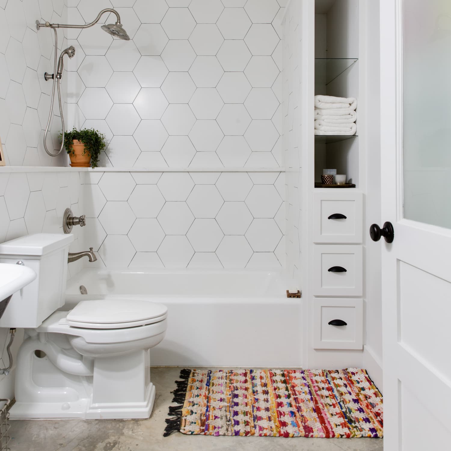 How to Use Adhesive Strips to Organize Your Bathroom Apartment